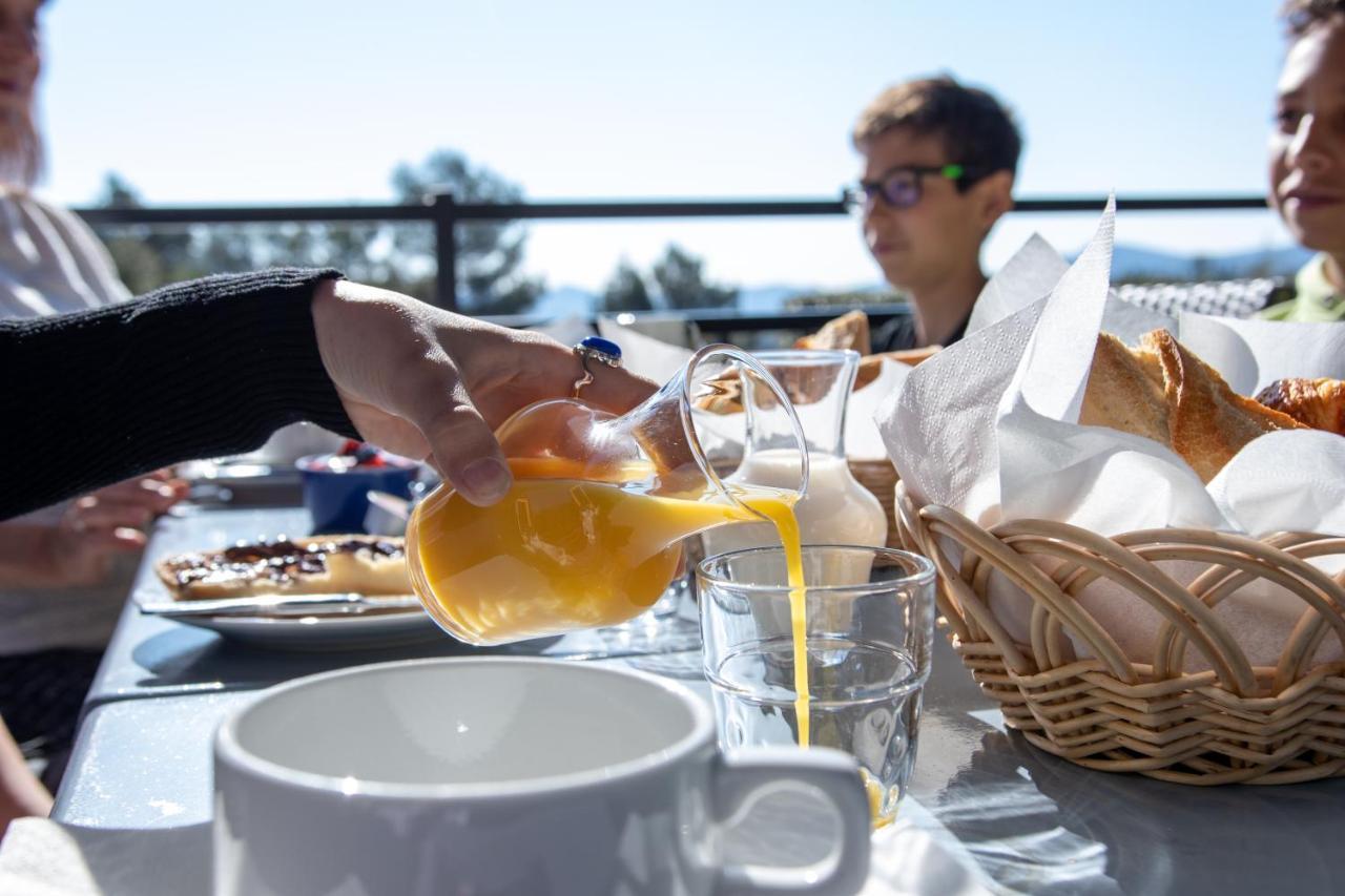 Les Arbousiers Village Hotel Provencal La Roquebrussanne Екстер'єр фото