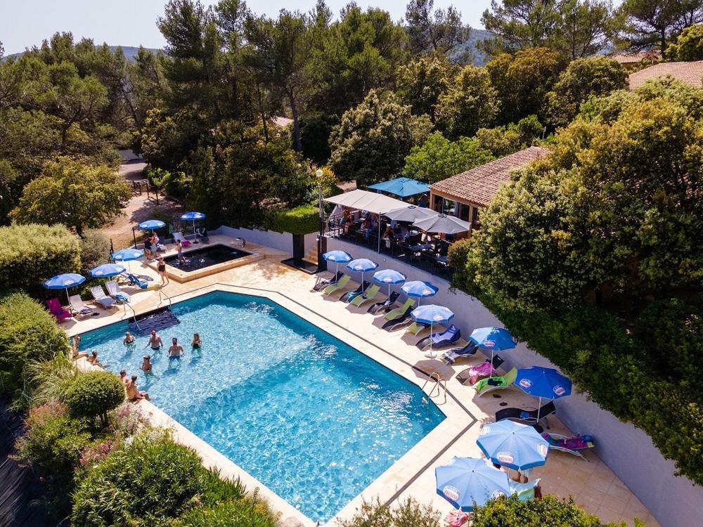 Les Arbousiers Village Hotel Provencal La Roquebrussanne Екстер'єр фото