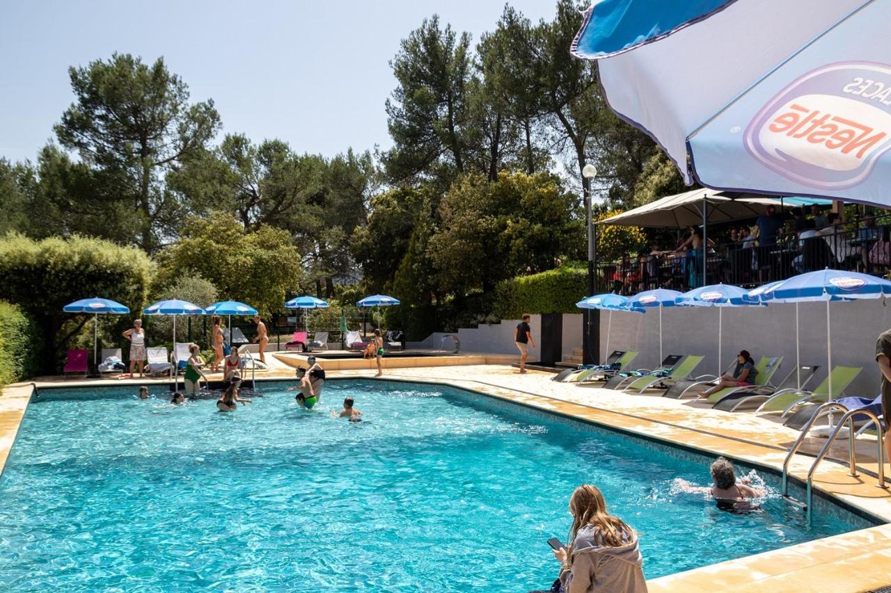 Les Arbousiers Village Hotel Provencal La Roquebrussanne Екстер'єр фото