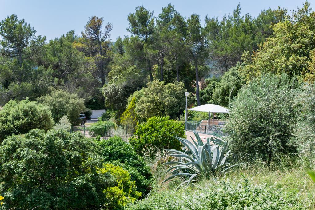 Les Arbousiers Village Hotel Provencal La Roquebrussanne Екстер'єр фото