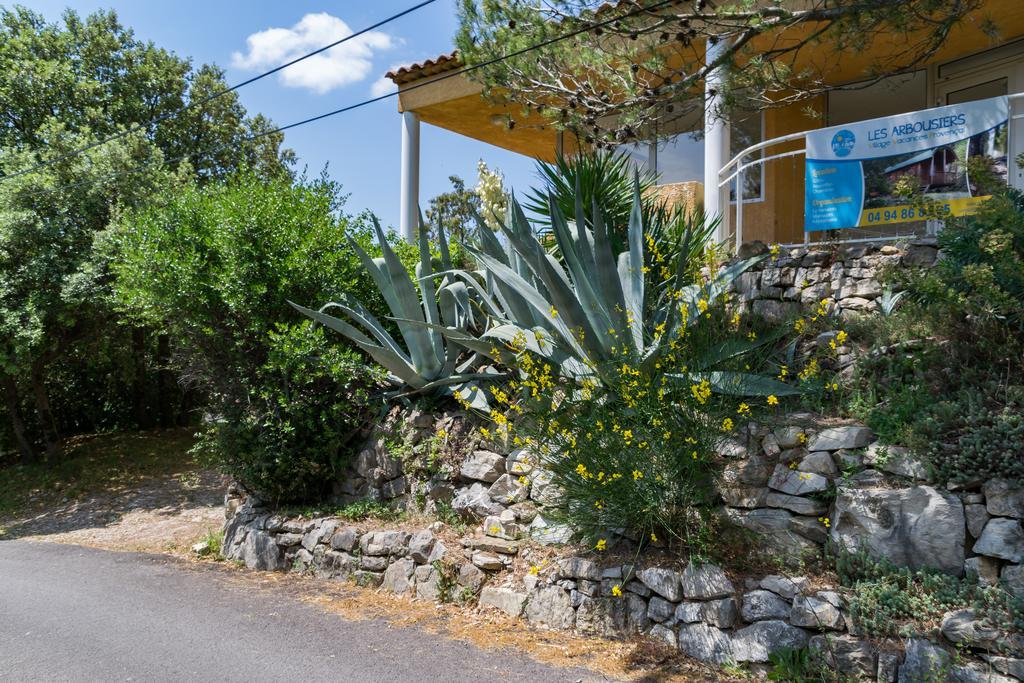 Les Arbousiers Village Hotel Provencal La Roquebrussanne Екстер'єр фото