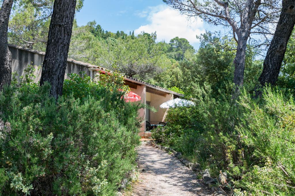 Les Arbousiers Village Hotel Provencal La Roquebrussanne Екстер'єр фото