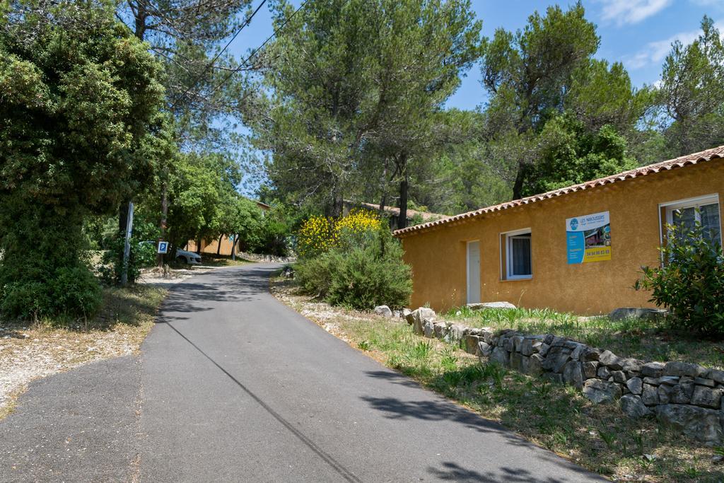 Les Arbousiers Village Hotel Provencal La Roquebrussanne Екстер'єр фото