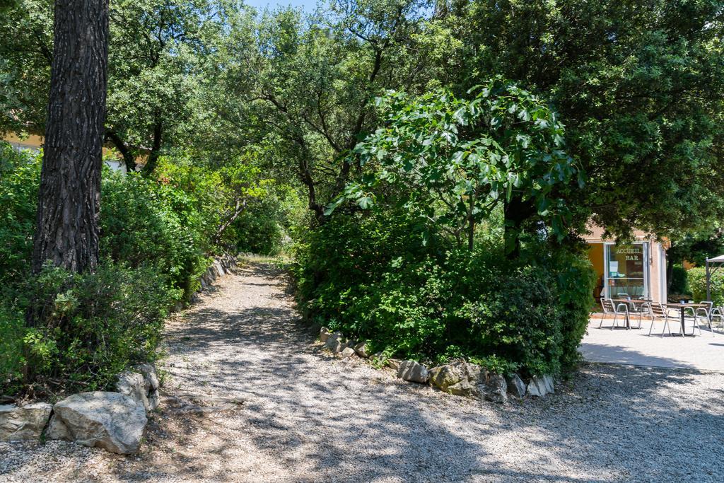 Les Arbousiers Village Hotel Provencal La Roquebrussanne Екстер'єр фото