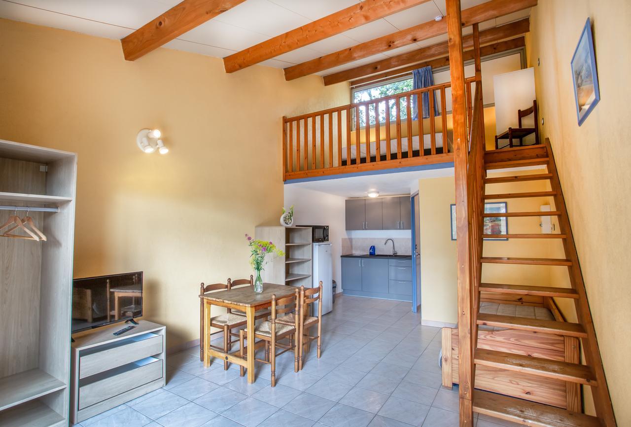 Les Arbousiers Village Hotel Provencal La Roquebrussanne Екстер'єр фото