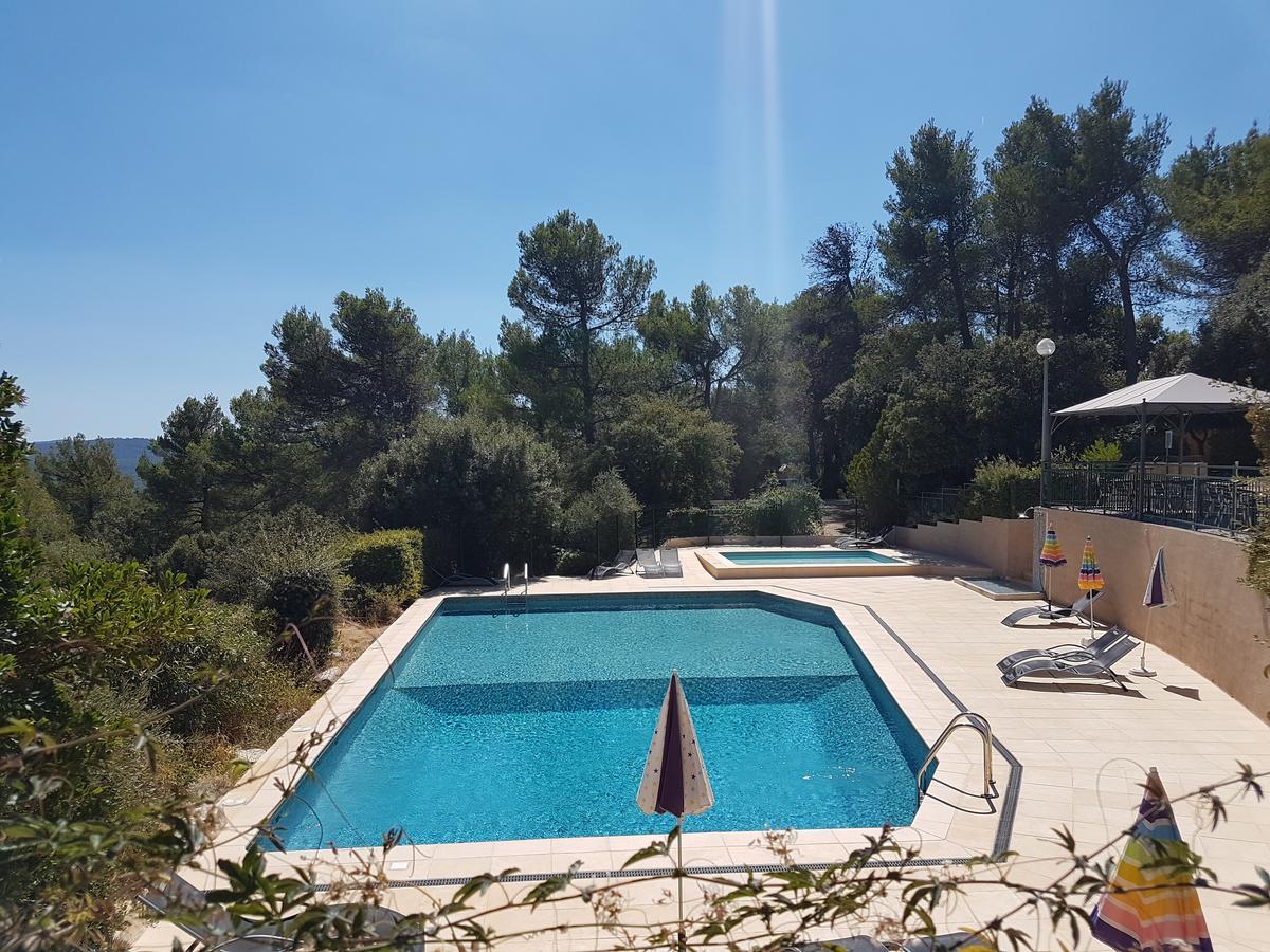 Les Arbousiers Village Hotel Provencal La Roquebrussanne Екстер'єр фото